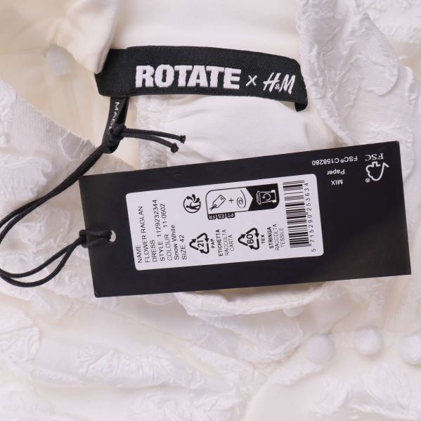 Närbild på etikett Rotate x H&M med skötselråd