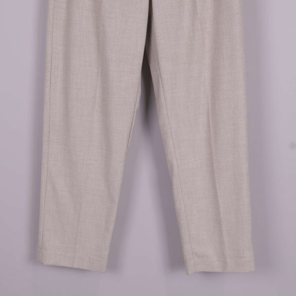Byxbenens nedre del i ljus beige tyg
