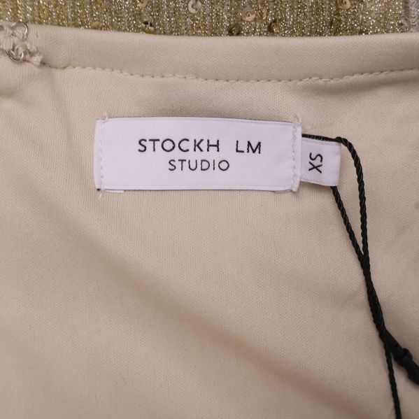 Närbild av etikett med texten Stockh LM Studio XS