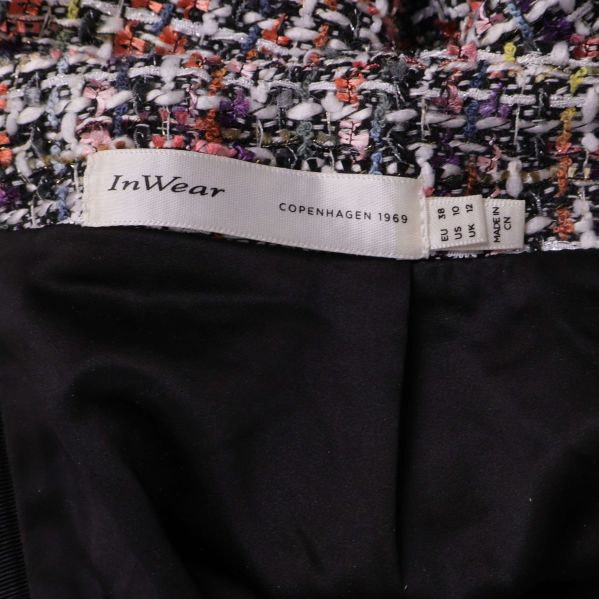 Närbild på InWear etikett och storleksmärkning