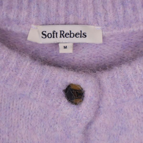 Närbild på Soft Rebels etikett och storlek M