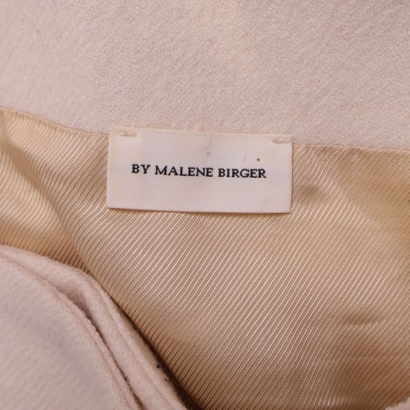 Närbild på By Malene Birger-etikett i kjol