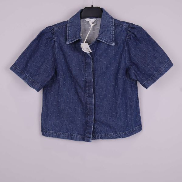 Framifrån jeansskjorta med kort ärm och krage