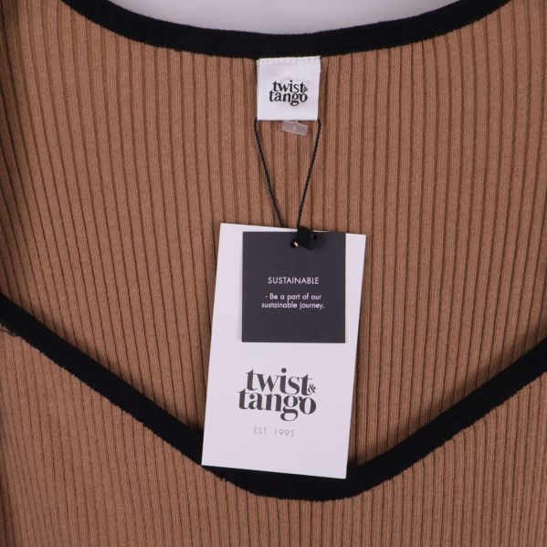 Närbild på twist & tango etikett och hangtag