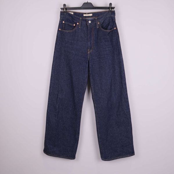 Framsida på mörkblå, vida jeans med hög midja