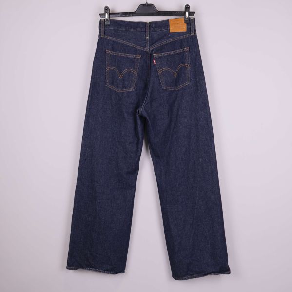 Baksida på vida jeans med kontrastsömmar och klassiska bakfickor