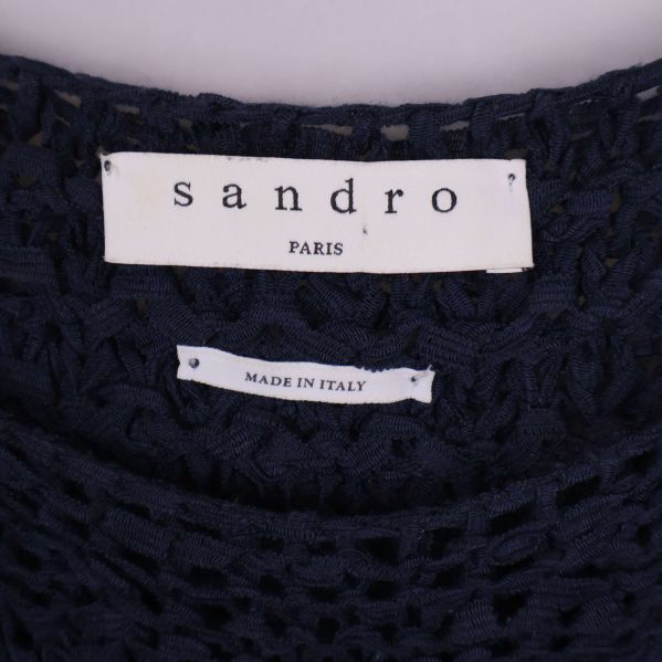 Närbild på Sandro Paris-etikett insydd i halsringningen