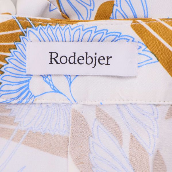 Närbild på Rodebjer logotypetikett på kjolens insida
