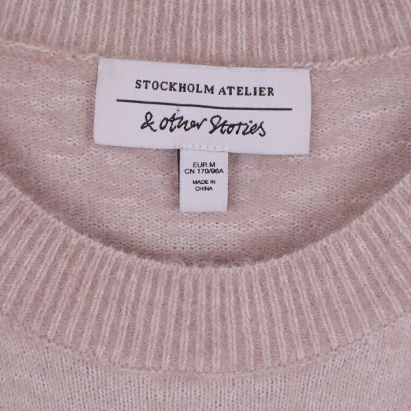 Närbild på varumärkesetikett Stockholm Atelier & Other Stories