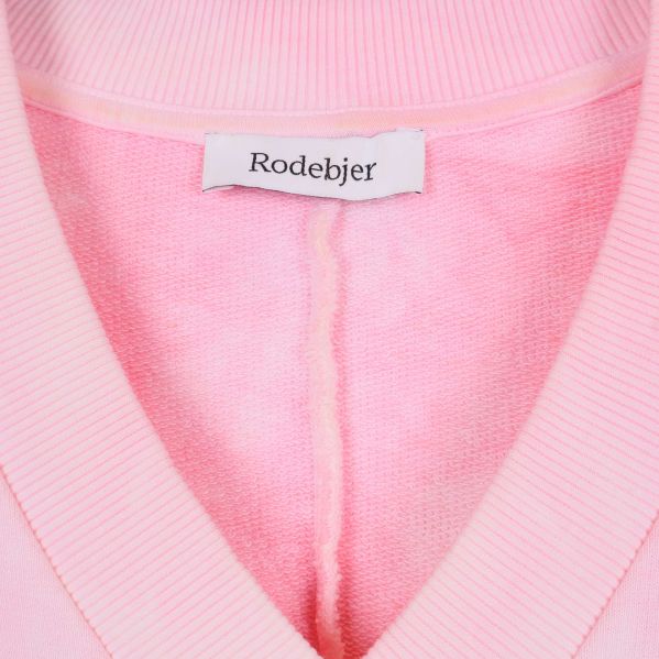 Närbild på v-ringning och etikett Rodebjer