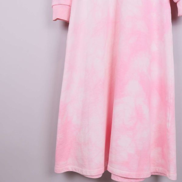 Närbild på nederdelen av rosa batikklänning