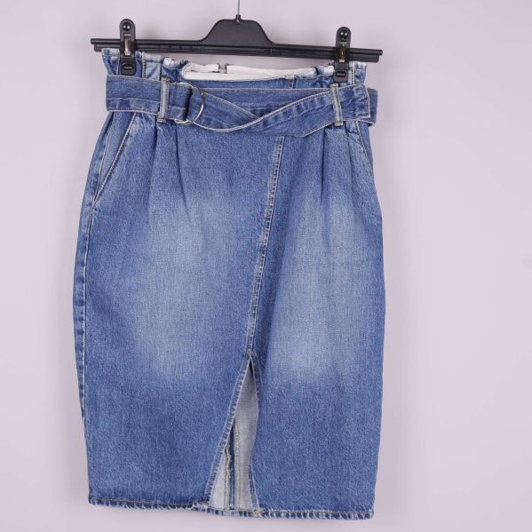 Jeanskjol i blå denim med bälte och slits framtill