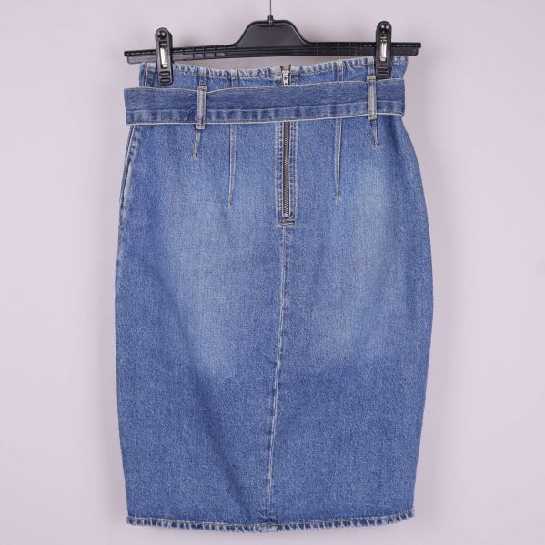 Baksidan på jeanskjolen med dragkedja