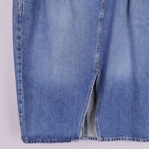 Slits framtill på kjolen