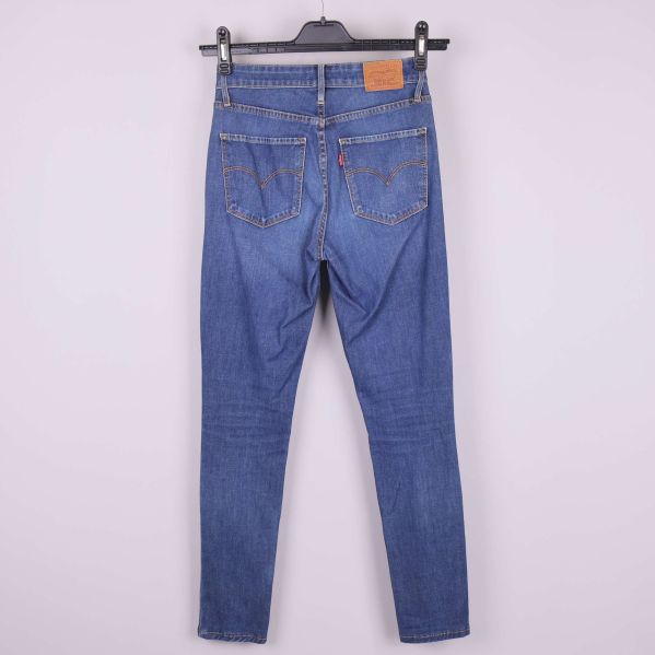 Skinny jeans i ljusblått denim bakifrån med bakfickor