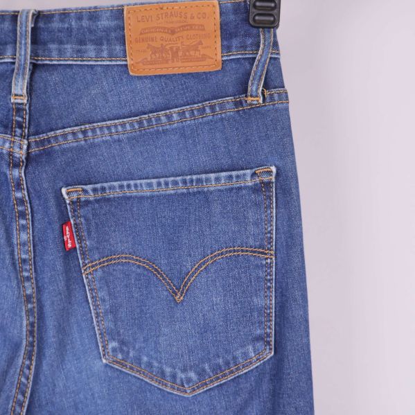 Närbild på bakficka och läderpatch med Levi's logotyp