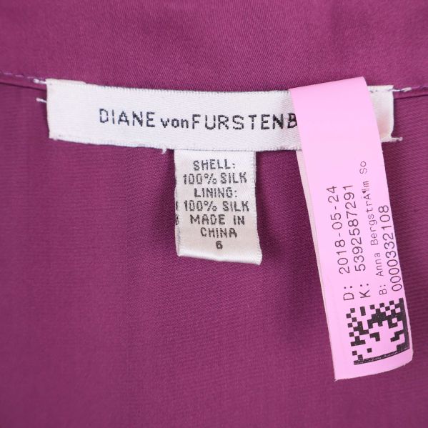 Diane von Furstenberg med sidenetikett