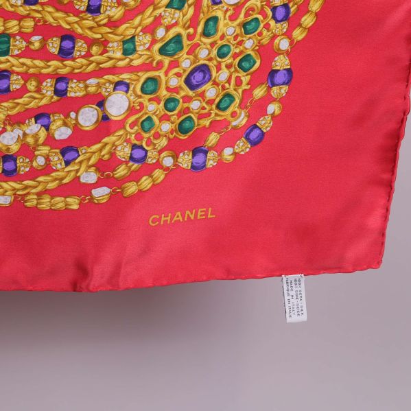 Chanel-signatur i hörnet av scarfen