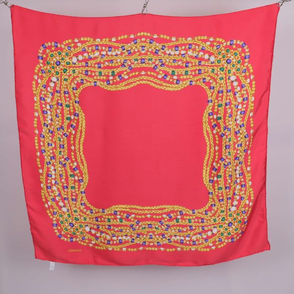 Mönstrad scarf i rött och gult med Chanel-text