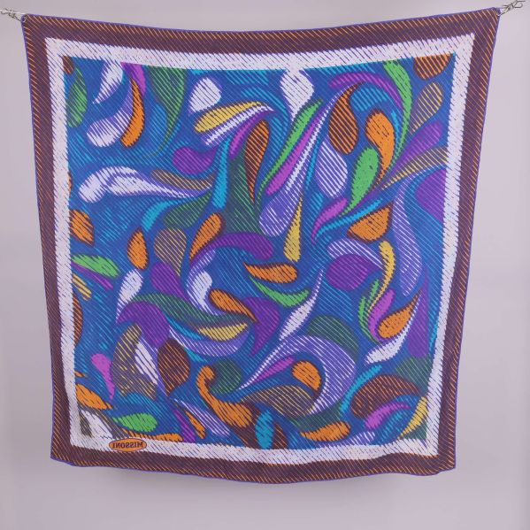 Fyrkantig scarf i multicolor med rutig mörk ram och vågmönster