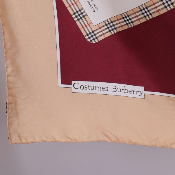 Närbild på texten Costumes Burberry på scarfen