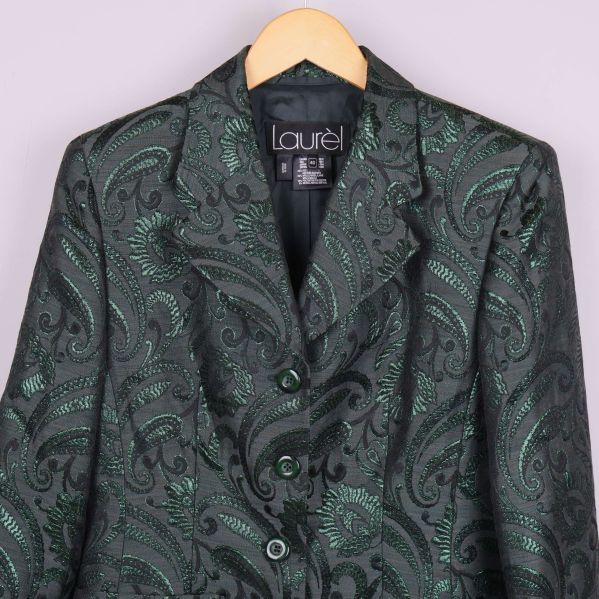 Närbild på blazer med skimrande mönster och knappar