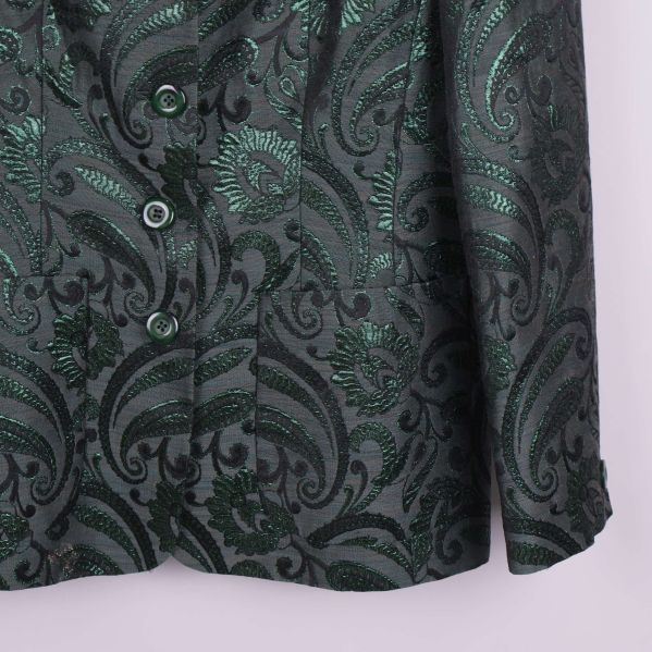 Närbild på nedre delen av blazer med paisleymönster