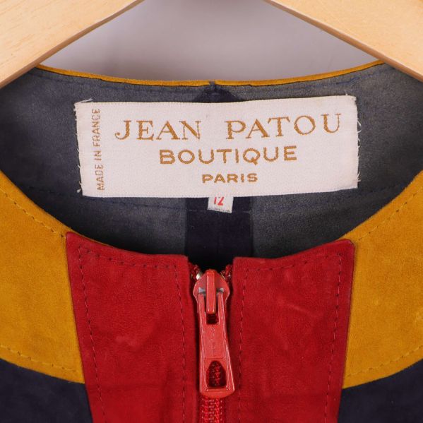 Närbild på etikett från Jean Patou Boutique Paris