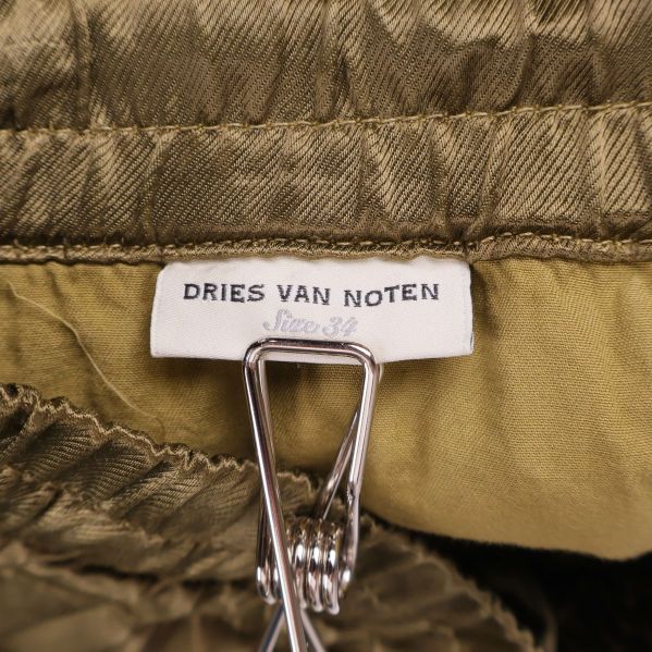 Närbild på Dries Van Noten-etikett i midjebandet
