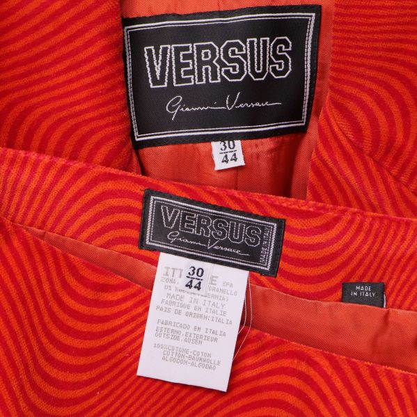 Närbild på Versus Gianni Versace etikett samt storlekslapp