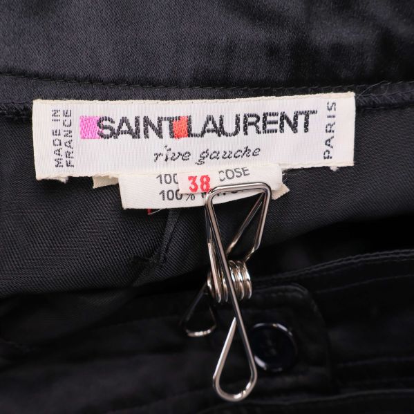Närbild på Saint Laurent-märke och storlek 38
