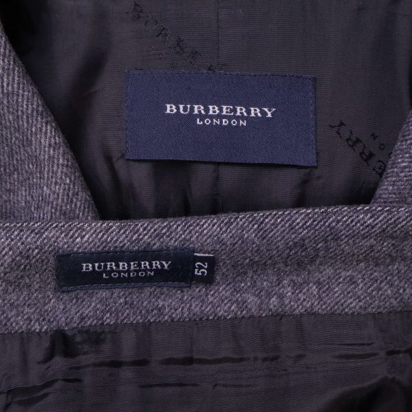 Närbild på Burberry London etikett och storlek 52
