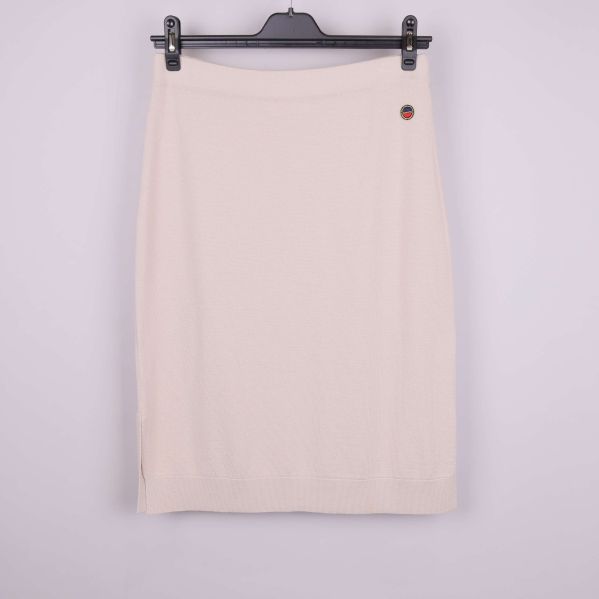 Beige stickad kjol med slät struktur upphängd framifrån