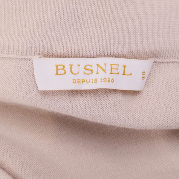 Busnel-etikett med texten 'DEPUIS 1920' insydd i kjolen
