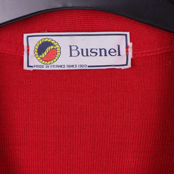 Närbild på Busnel-logotypen i nacken