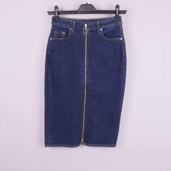 Helbild framtill av blå denimkjol med dragkedja