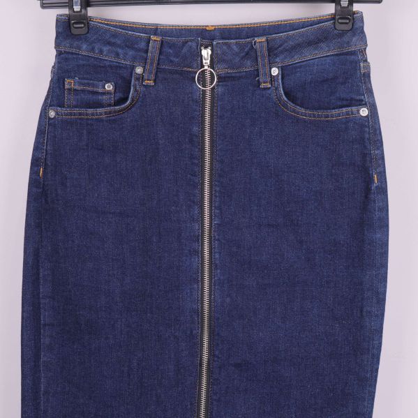 Närbild överdelen av denimkjol med fickor och dragkedja