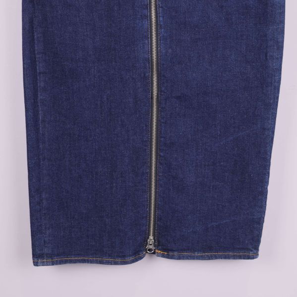 Nederdelen av blå denimkjol med avslutande dragkedja