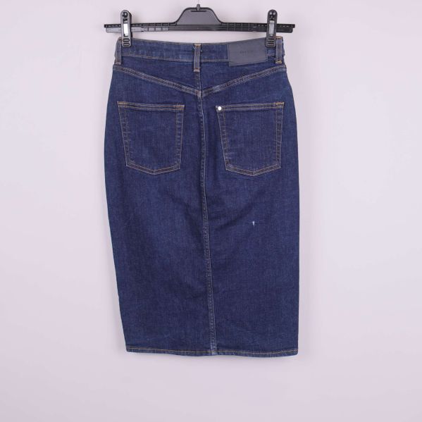 Baksida av blå denimkjol med två bakfickor