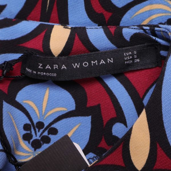 Närbild på etikett med Zara Woman och storlek S