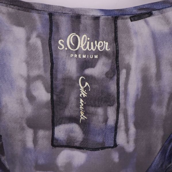 Närbild på s.Oliver Premium etikett inuti blusen