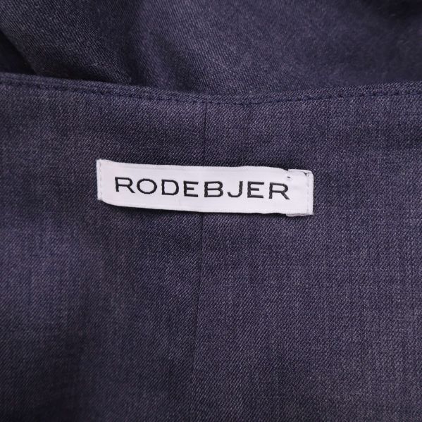 Närbild på Rodebjer-märke inuti byxorna
