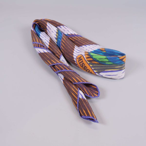 Scarf ihoprullad med synlig Missoni-logotyp