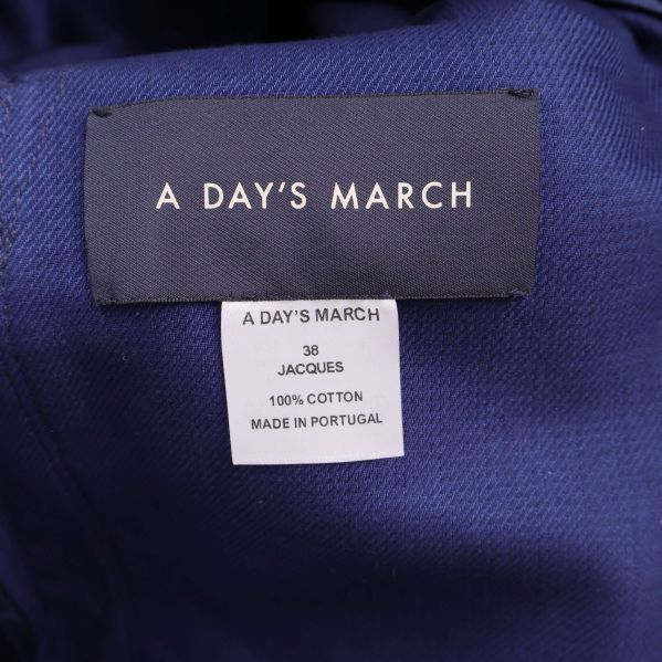 Närbild på tygmärke och materialetikett från A Day's March
