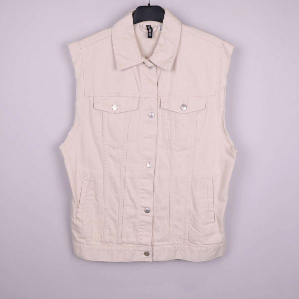 Beige jeansväst från H&M Divided framifrån med knappar