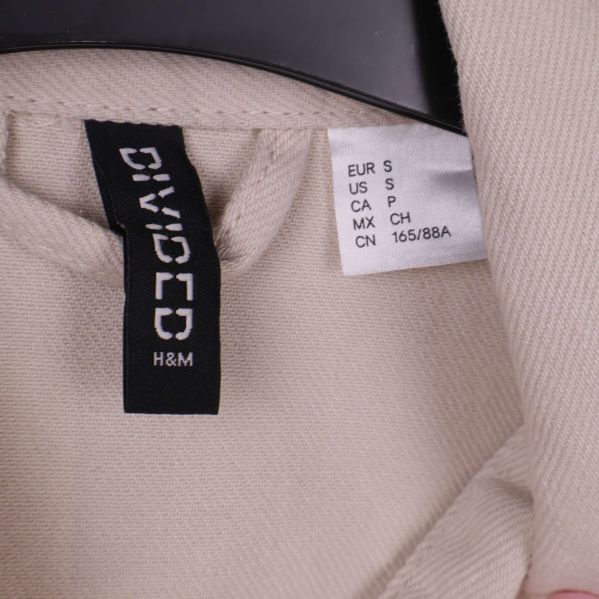 Närbild på svart Divided H&M-tag och storlekslapp