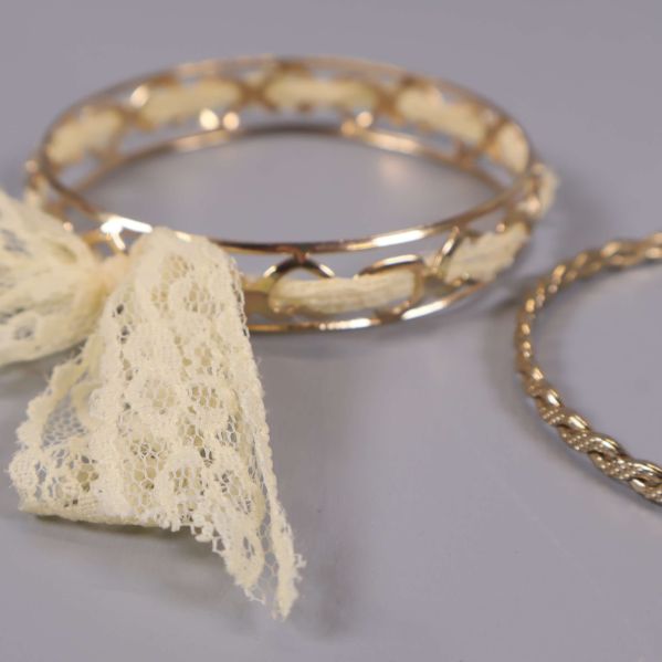 Närbild på spets och präglat armband