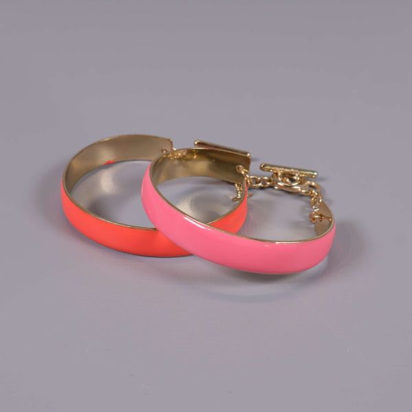Närbild på två öppna armband i rosa och korall