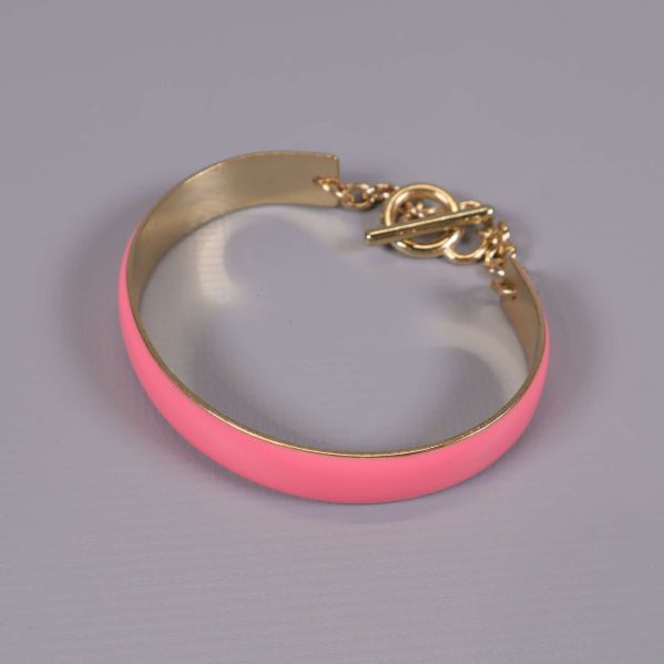 Rosa armband med gulddetaljer i närbild