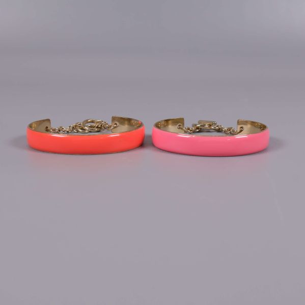 Armband med platt profil i rosa och korall